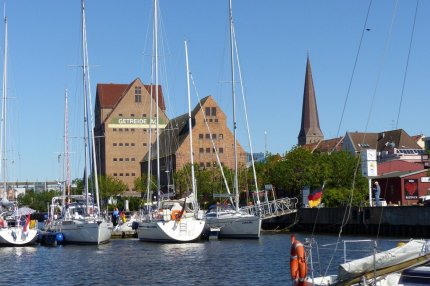 Yachtcharter ab Rostock, die Hansestadt ist ideal für einen Segeltörn nach Dänemark oder Richtung Rügen